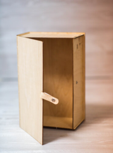 Коробка деревянная с откидной крышкой на кожаной застёжке